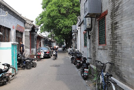东四八条 - 位于北京市东城区，是一条充满历史底蕴的老北京胡同